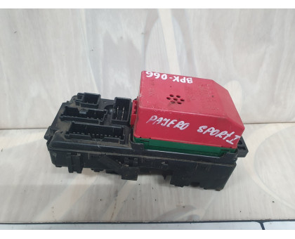 Блок предохранителей подкапотный 3.0 АКПП Mitsubishi Pajero Sport (K9) 1998-2008