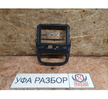 Рамка магнитолы (накладка центр)  Renault Duster 2012> Рамка магнитолы (накладка центр)  Renault Duster 2012>