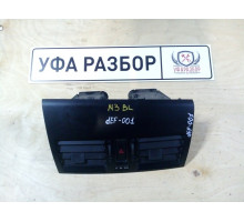 Дефлектор центральный в торпеду с кнопкой авар сигнала  Mazda 3 (BL) 2009-2013